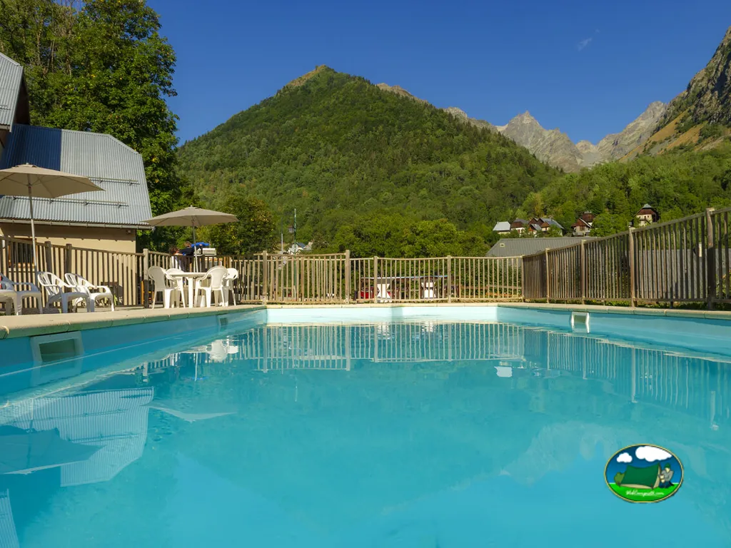 piscina entre montañas