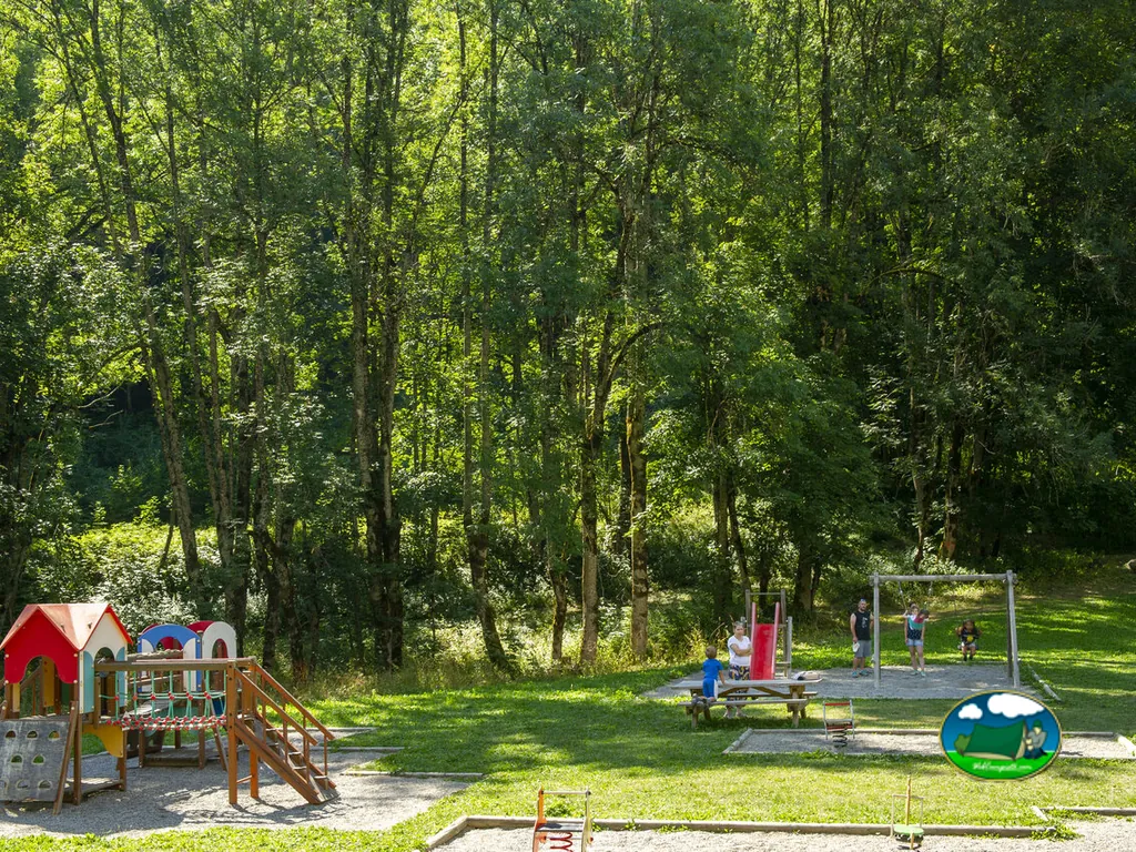 Parque infantil arbolado