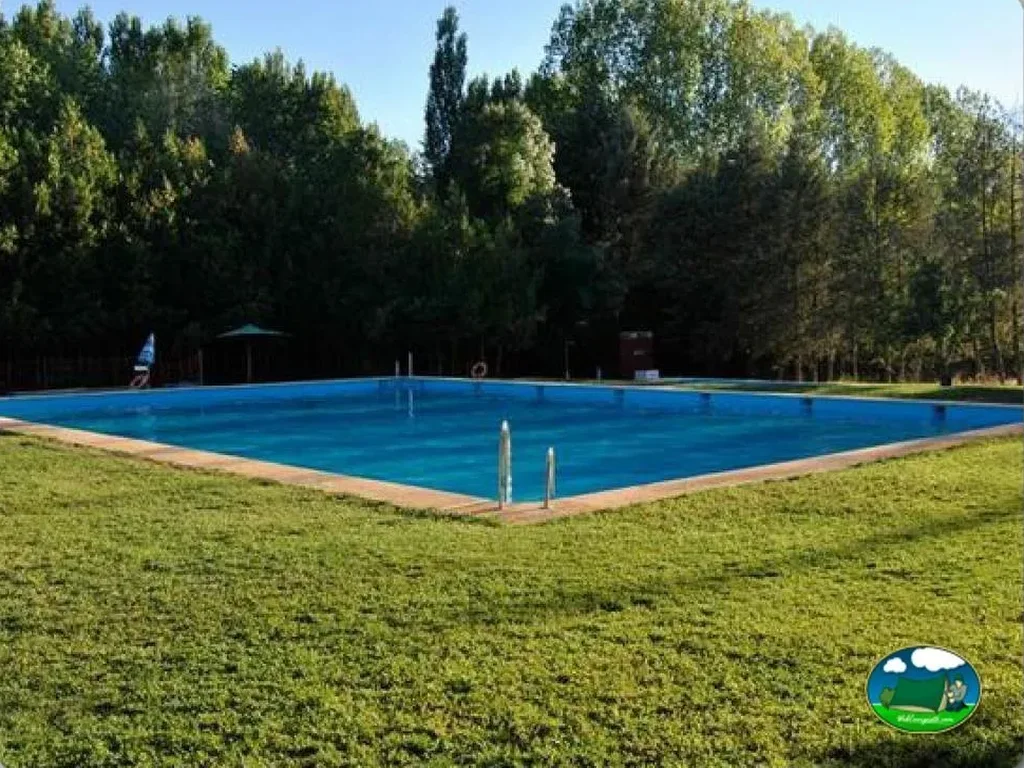 Piscina con vistas a bosque de álamos del Camping La Fundicion, Cazalla de la Sierra (Sevilla)