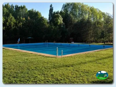 Piscina con vistas a bosque de álamos del Camping La Fundicion, Cazalla de la Sierra (Sevilla)
