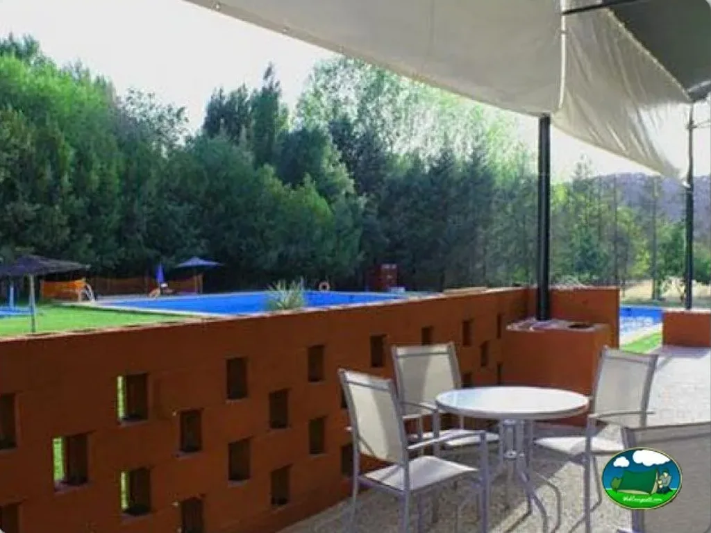 Piscina con vistas a la montaña desde terraza del Camping La Fundicion, Cazalla de la Sierra (Sevilla)