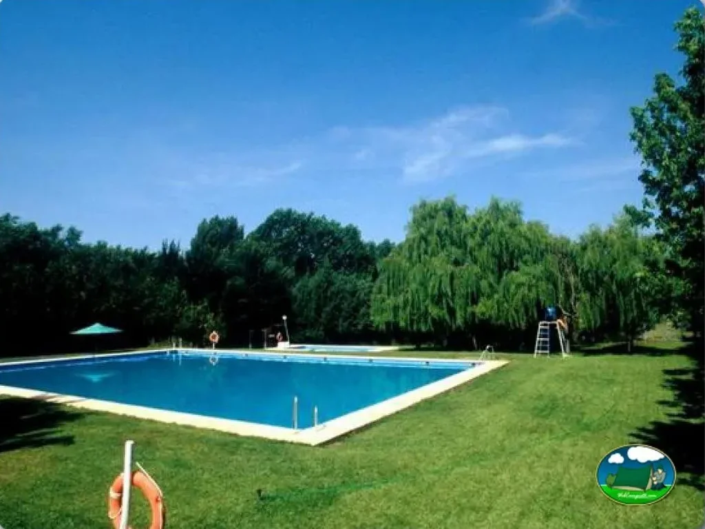 Piscina con vistas al río y jardín arbolado del Camping La Fundicion, Cazalla de la Sierra (Sevilla)
