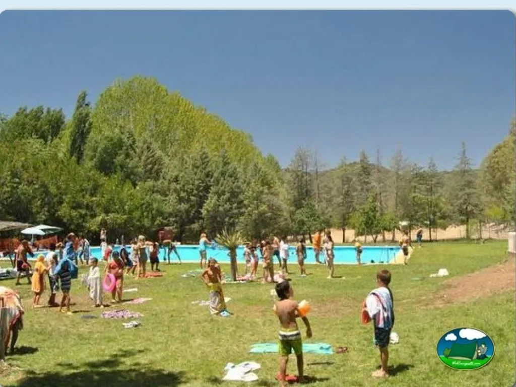Piscina con vistas a la montaña y zona de ocio infantil del Camping La Fundicion, Cazalla de la Sierra (Sevilla)
