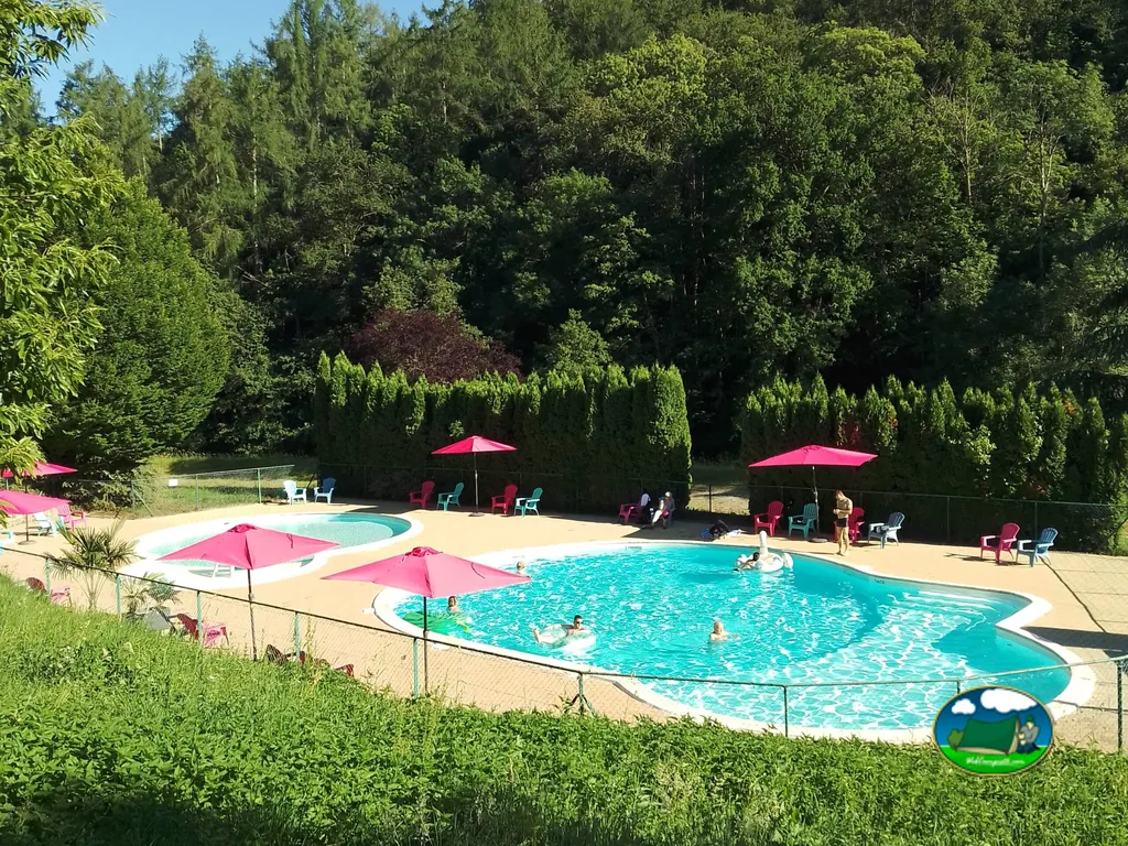 Piscina exterior rodeada de árboles