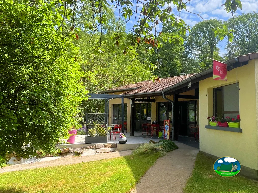 Restaurante entre árboles