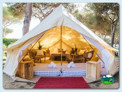 Glamping tipi con cama doble y zona de estar del Camping Los Villares, Córdoba (Córdoba)