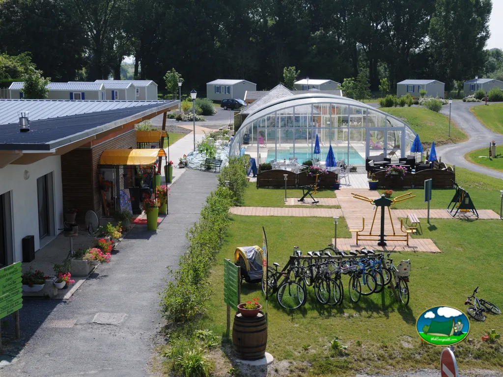 piscina cubierta y bicicletas