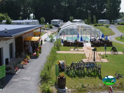 piscina cubierta y bicicletas