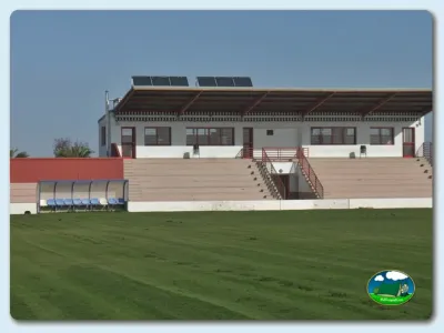 Recepción y servicios con paneles solares, vistas al campo del Camping Balcón de Orellana, Orellana la Vieja (Badajoz)