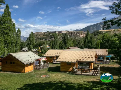 cabañas frente a montañas