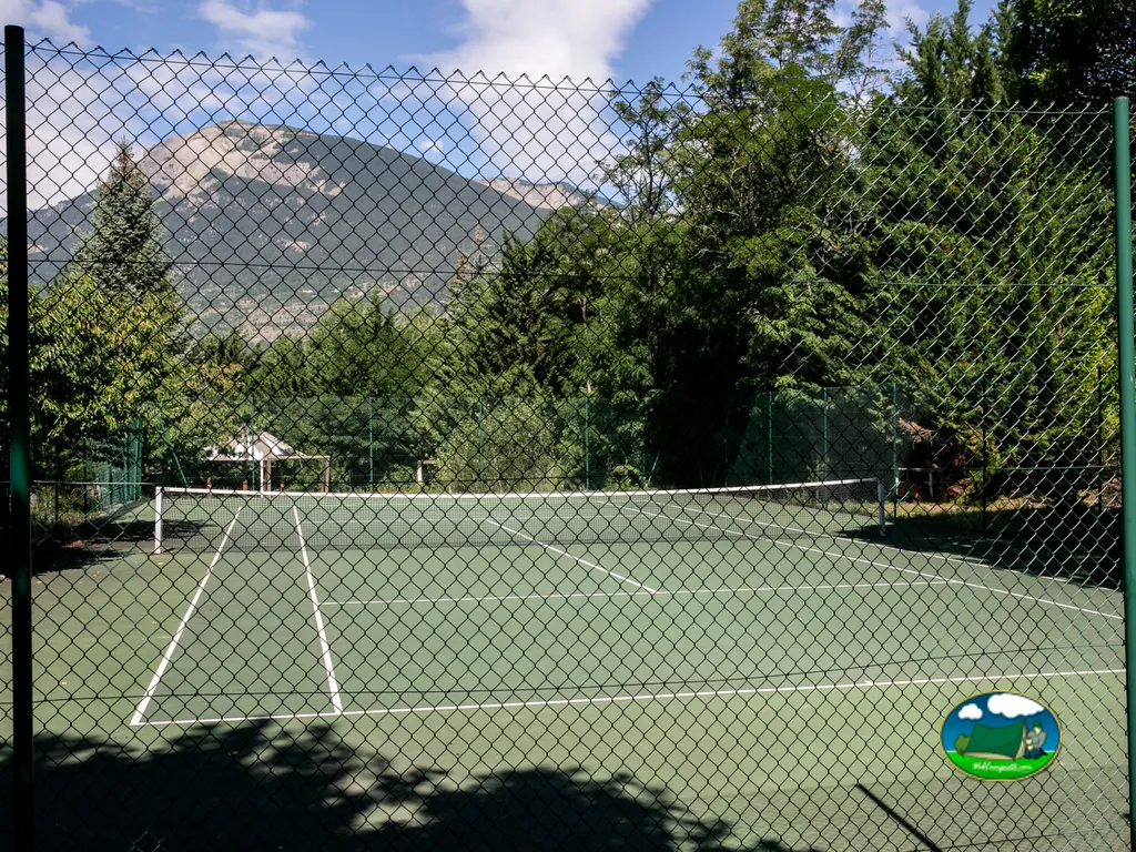Pista deportiva con montaña