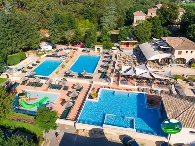 vista aérea de piscinas