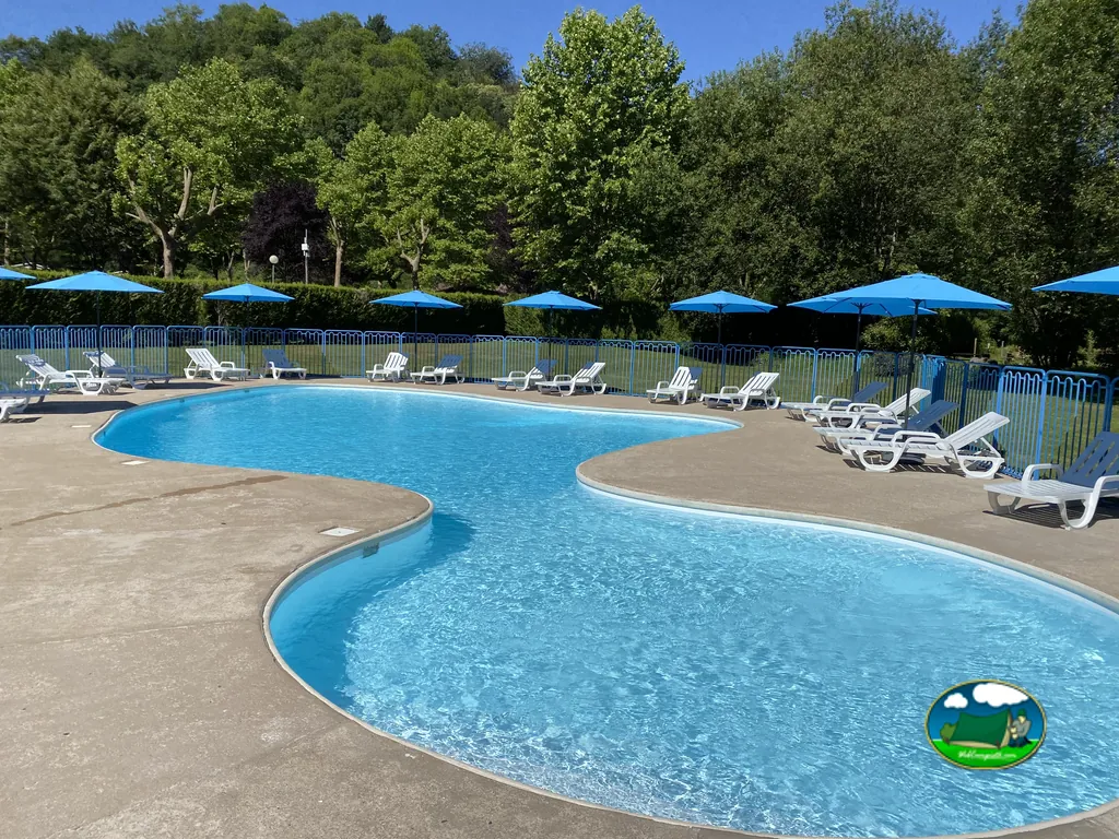 piscina exterior vacía