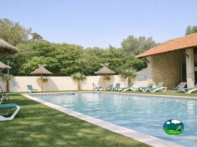 Piscina con sombrillas de paja