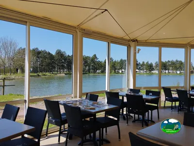 Restaurante junto al lago