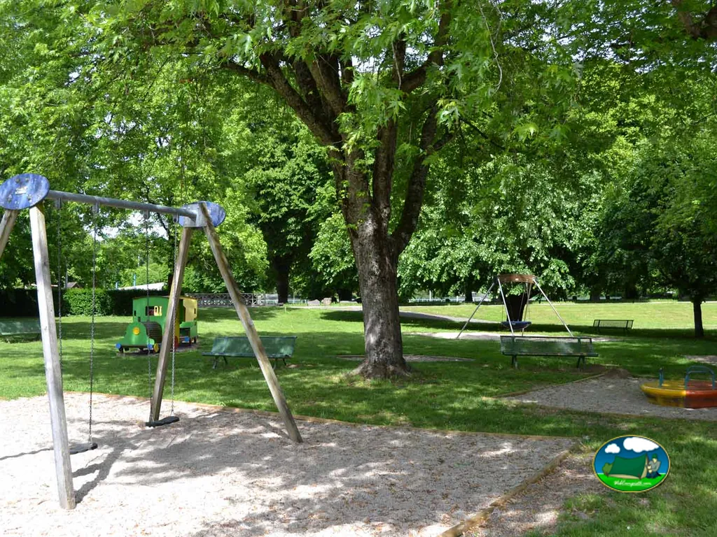 Parque infantil arbolado