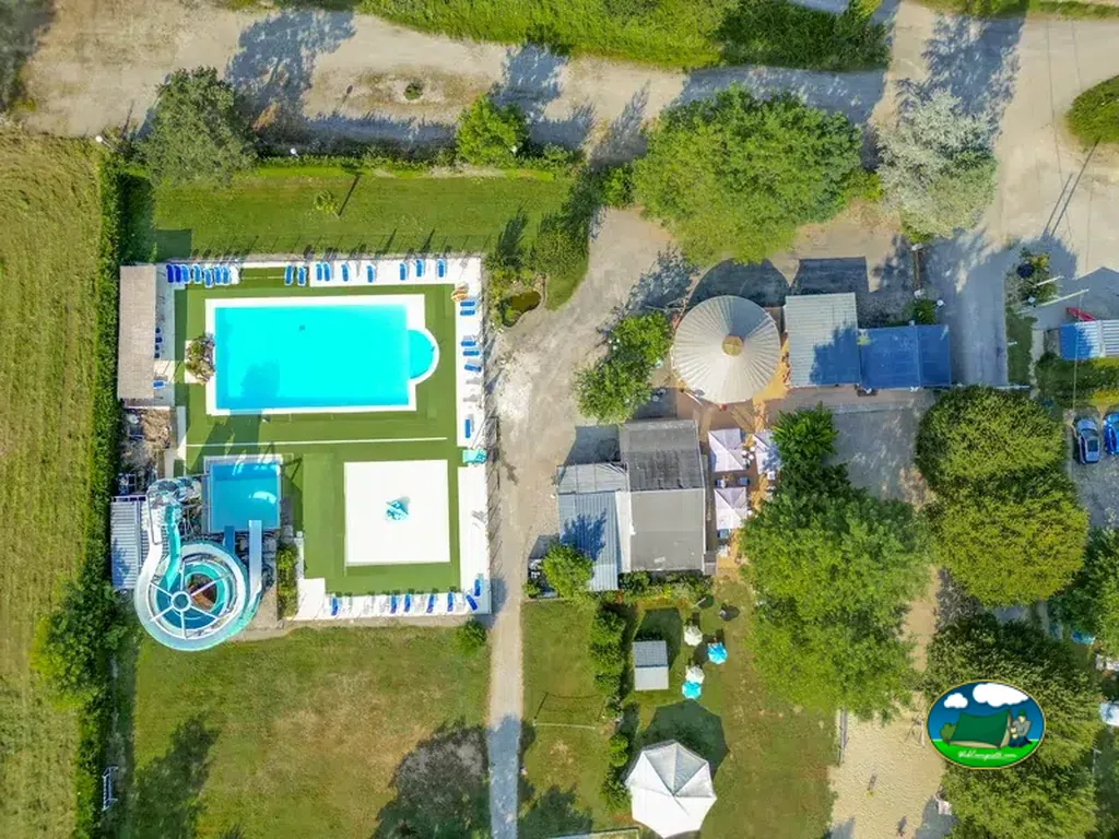 Piscina con tobogán
