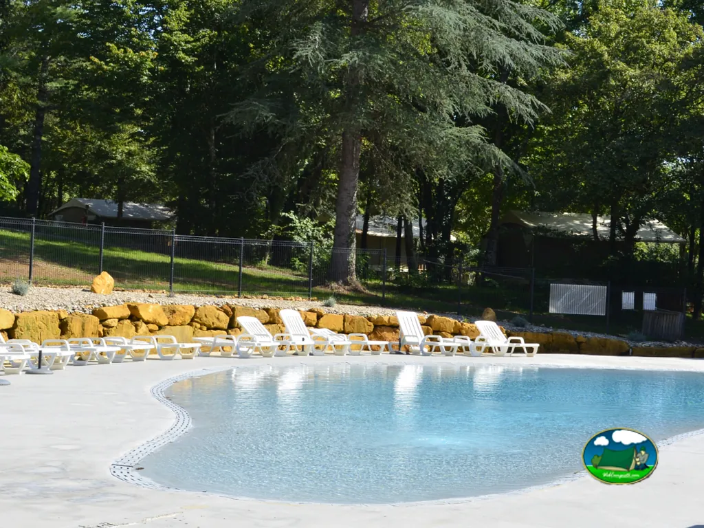 Piscina entre árboles