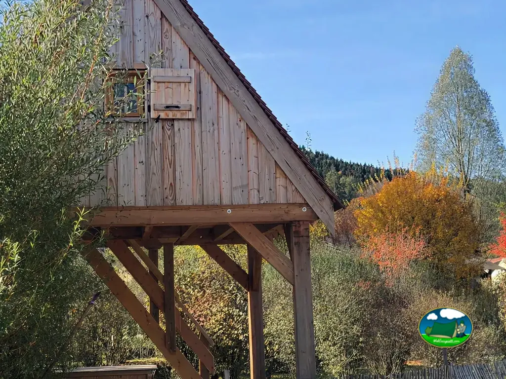 cabaña elevada de madera