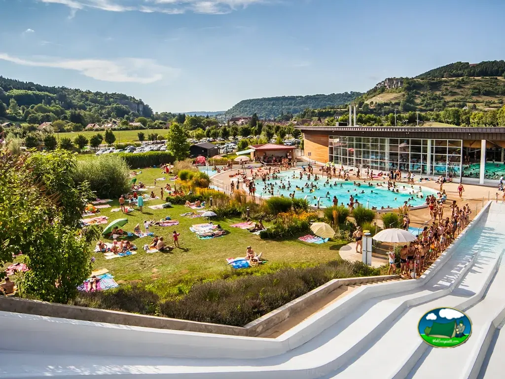 Piscina climatizada junto a montaña