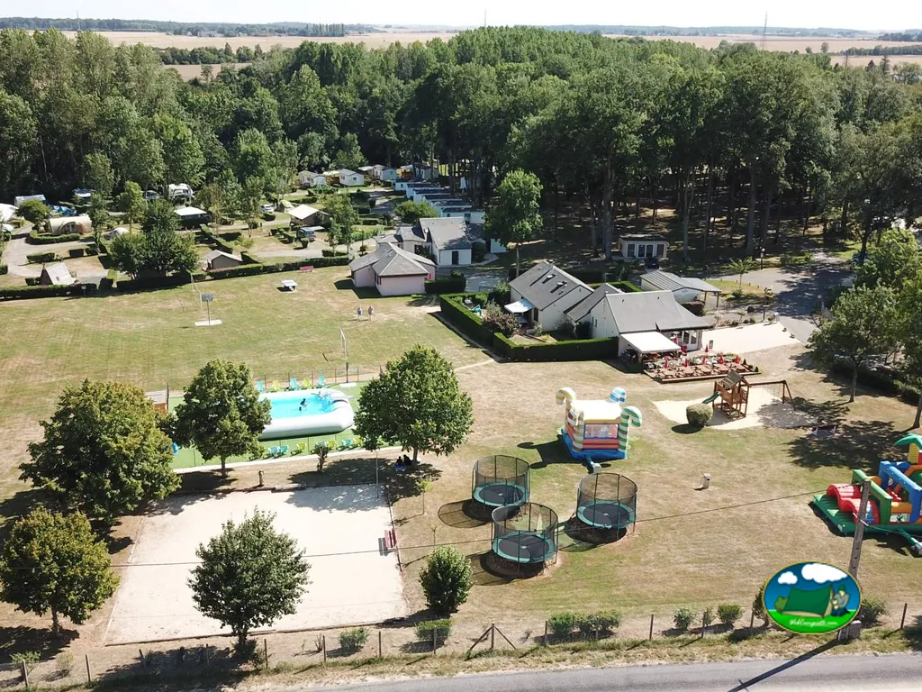 Piscina y parque infantil