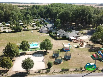 Piscina y parque infantil