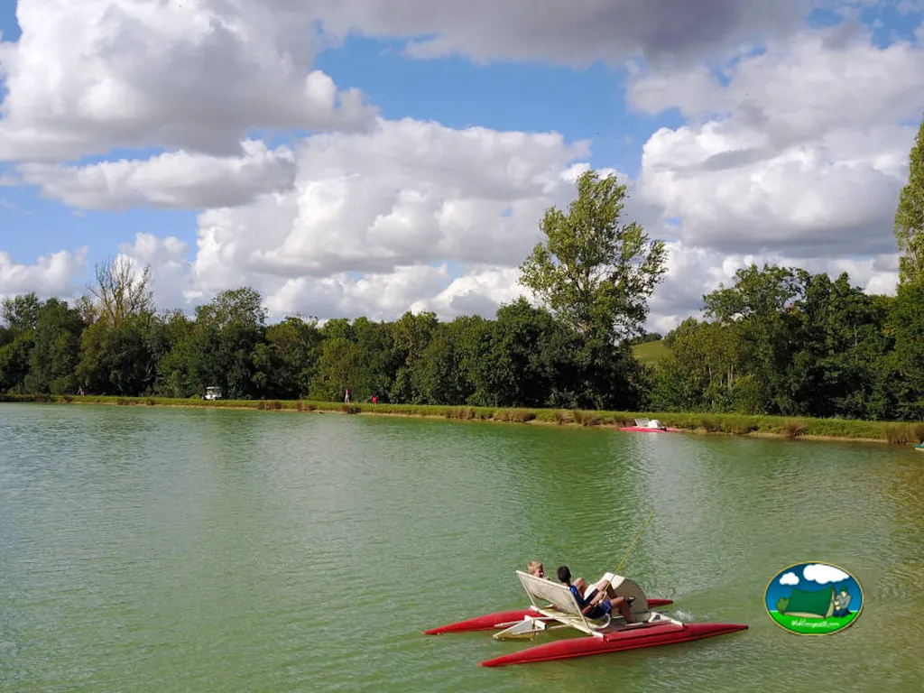 Lago con actividades acuáticas