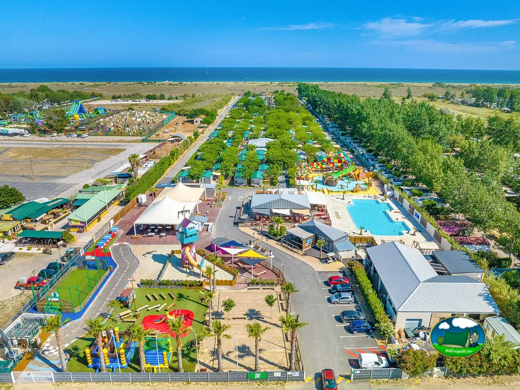 Parque acuático junto mar