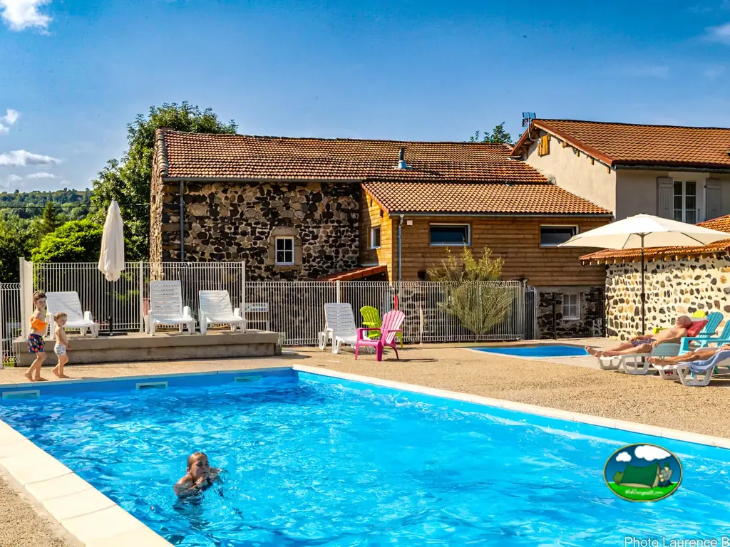 Piscina junto a alojamientos
