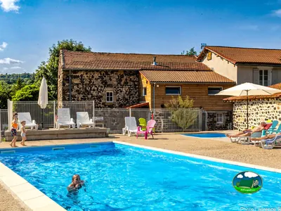Piscina junto a alojamientos