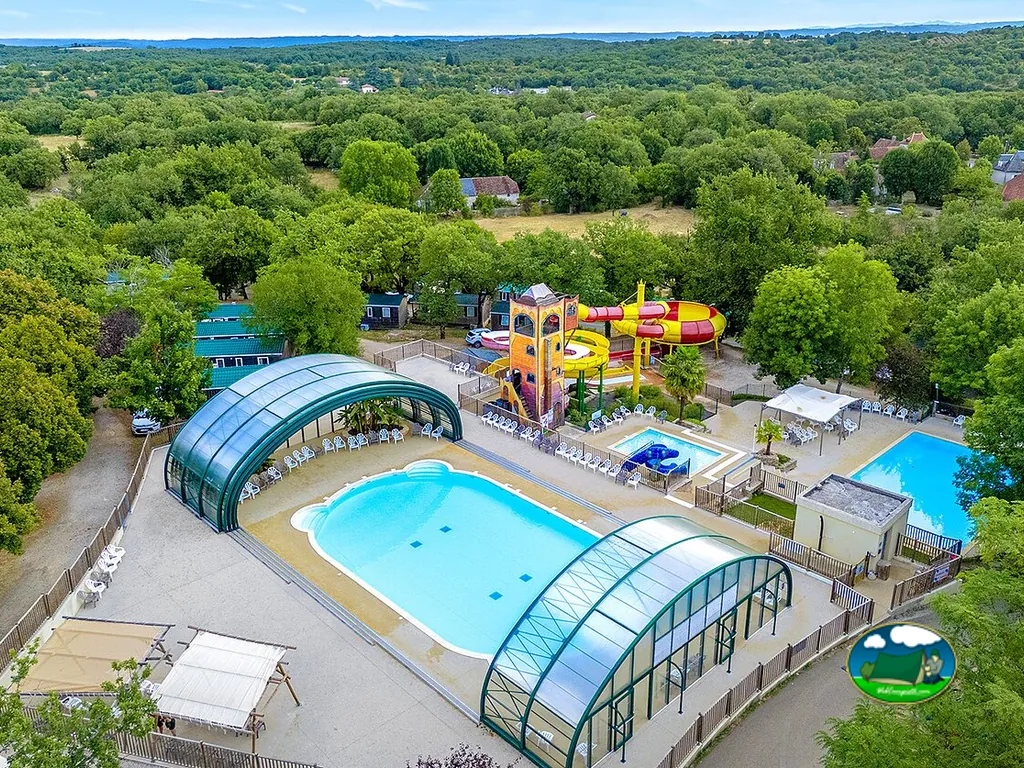 piscina cubierta con toboganes