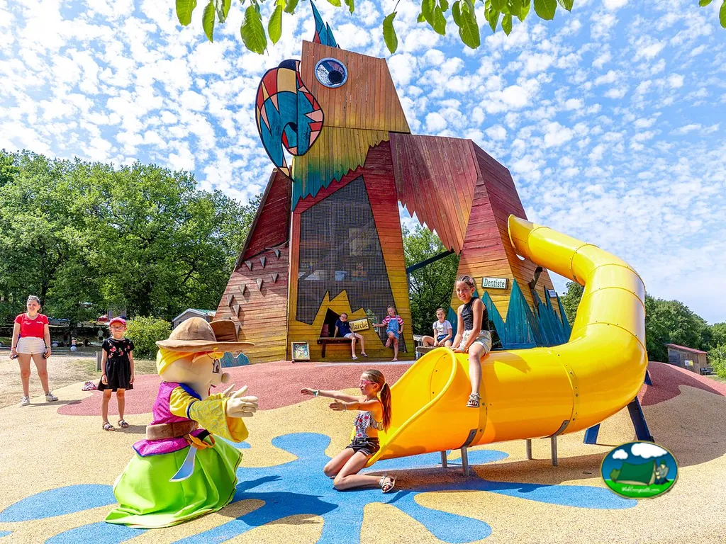 Parque infantil con tobogán