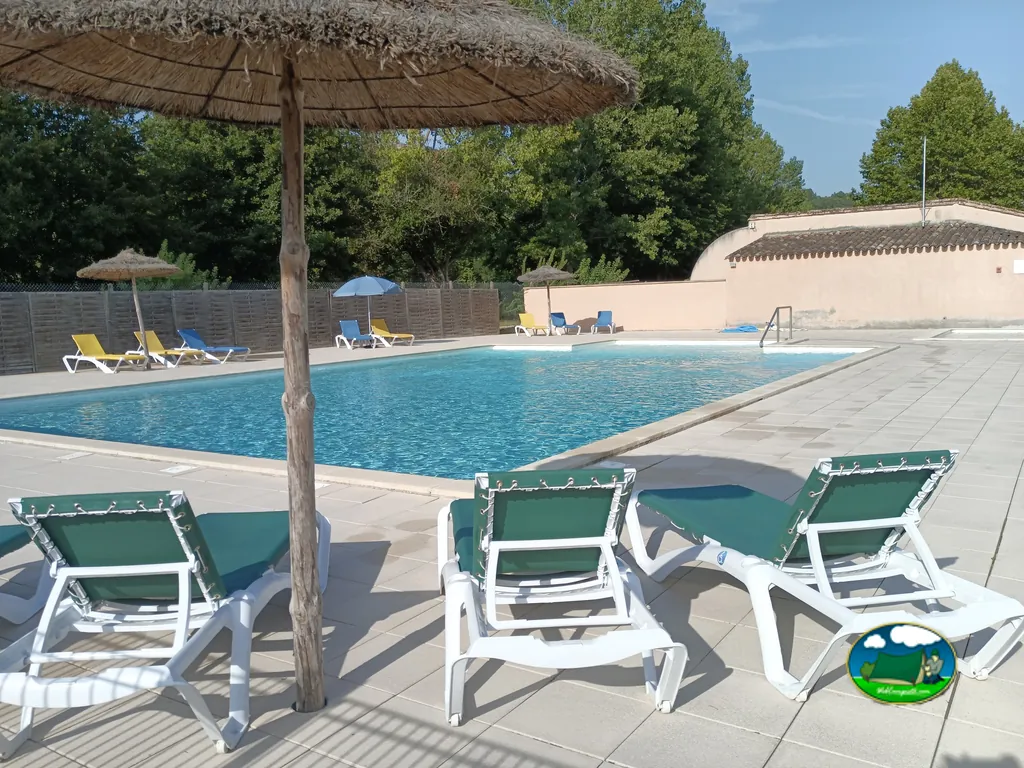 Piscina con sombrillas