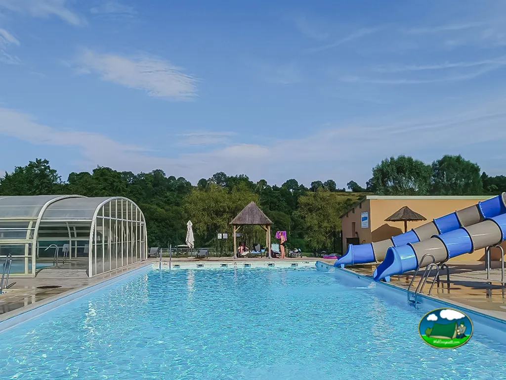 piscina con tobogán