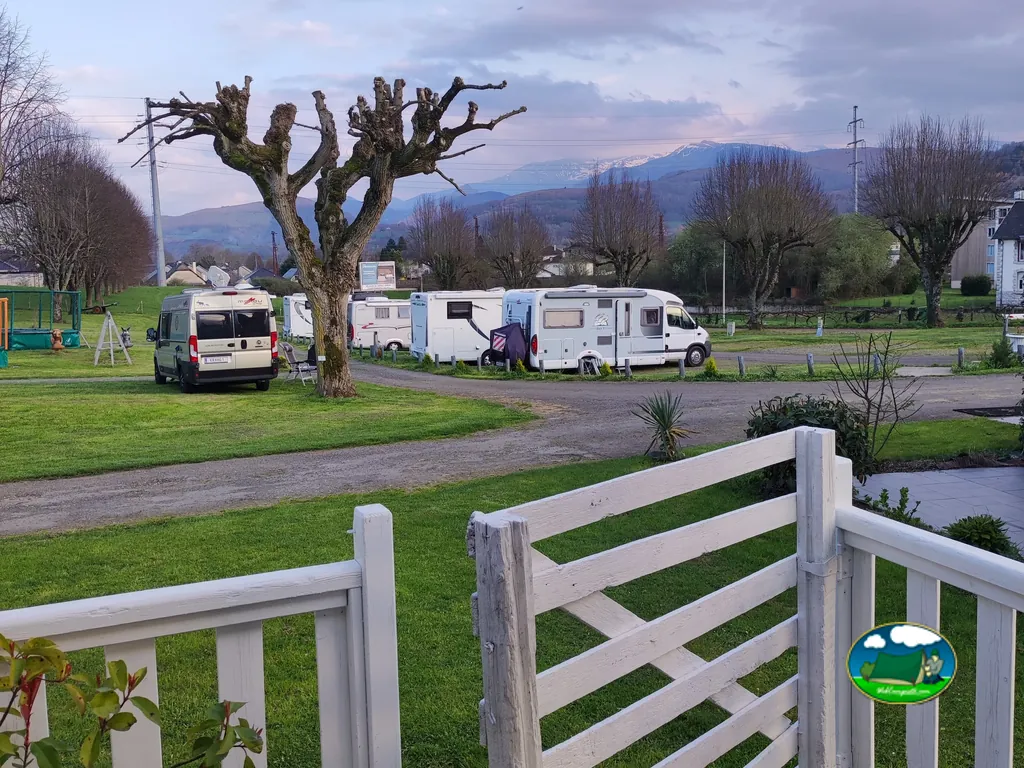 Autocaravanas bajo árboles