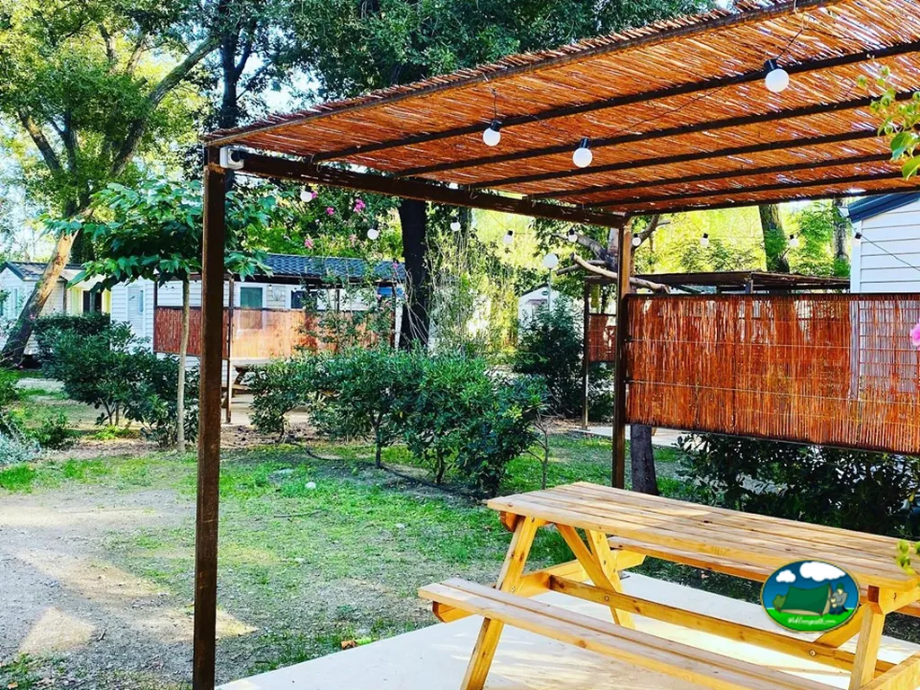Pérgola con mesas