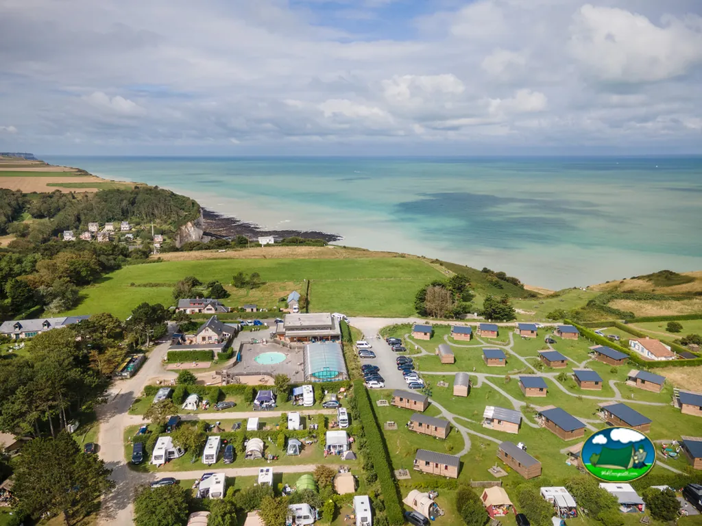 Vista aérea del camping junto a los acantilados de Huttopia Les Falaises, Saint-Pierre-en-Port