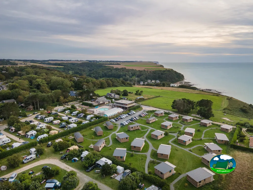 Vista aérea de las parcelas de Huttopia Les Falaises, Saint-Pierre-en-Port