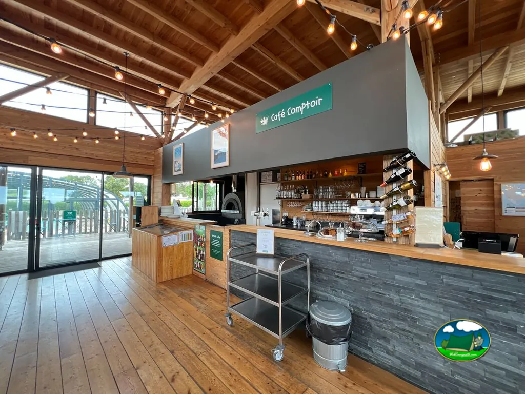 Mostrador de la cafetería de Huttopia Les Falaises, Saint-Pierre-en-Port