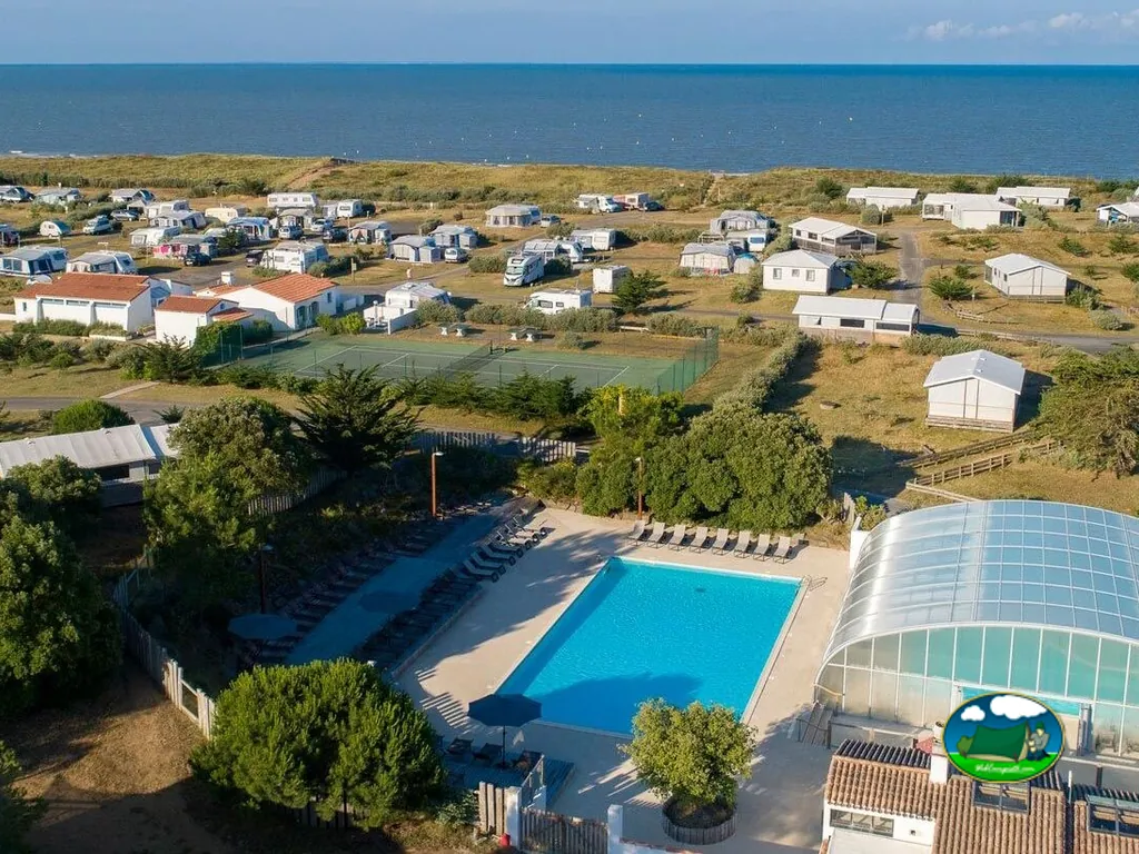 Piscina junto mar