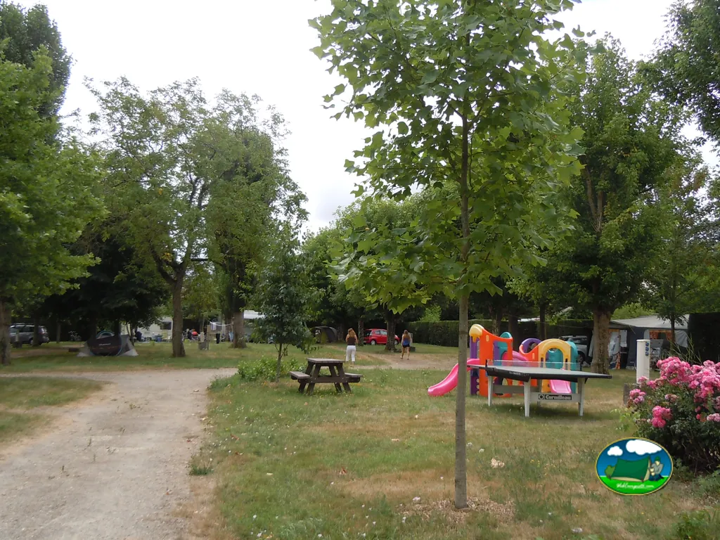 Parque infantil entre parcelas