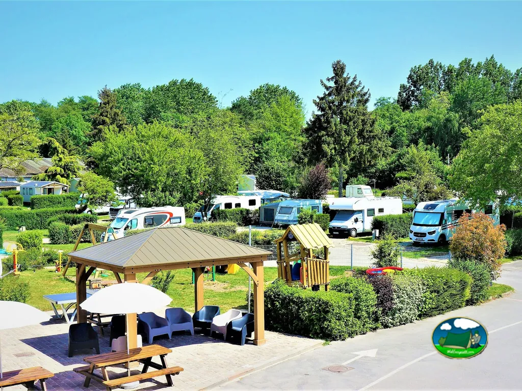 autocaravanas junto a terraza
