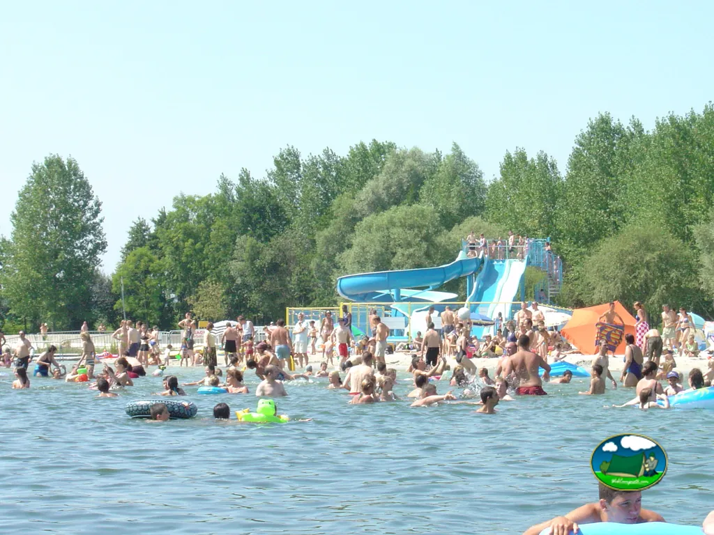 piscina con bañistas