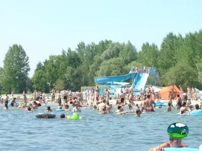 piscina con bañistas