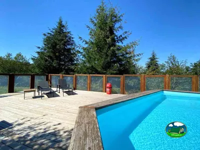 Piscina exterior entre árboles