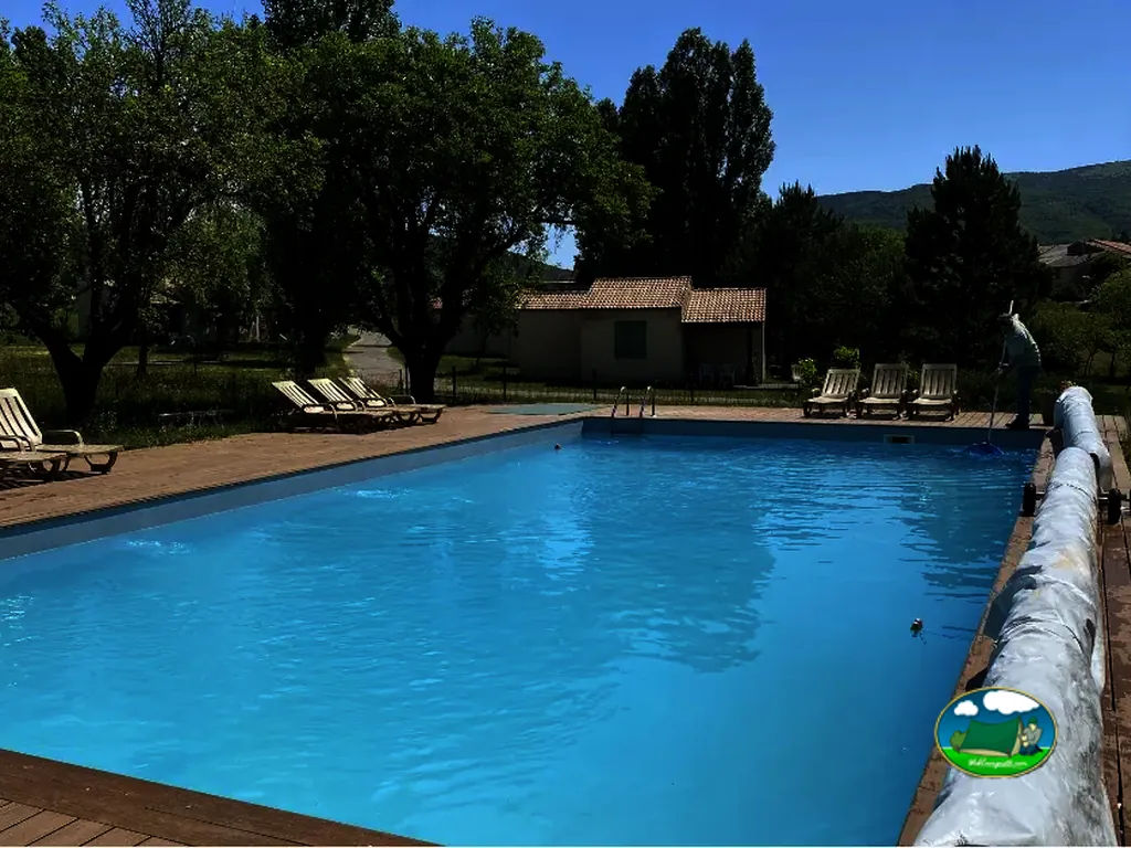 Piscina con a la montaña