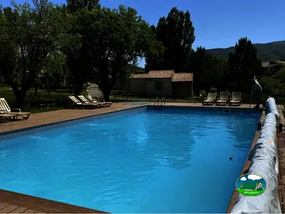Piscina con a la montaña