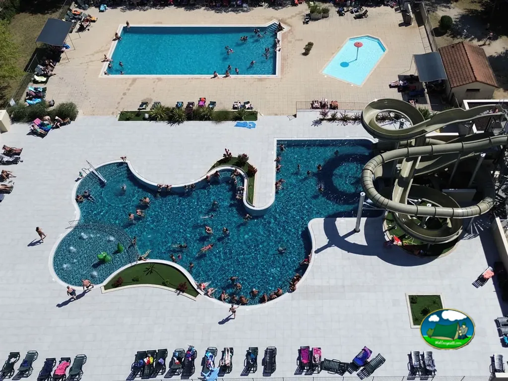 vista aérea de piscinas