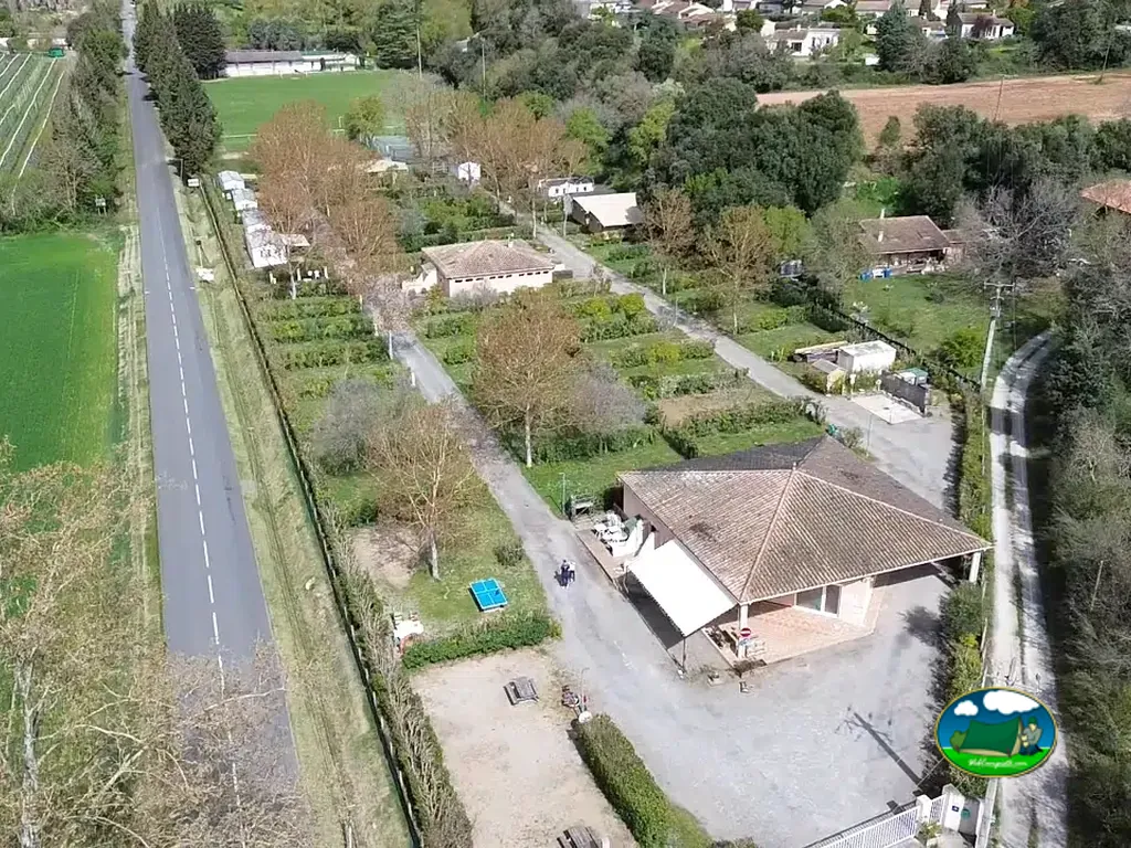 Aérea junto carretera