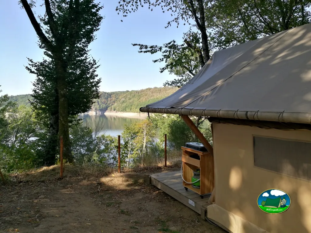 Tienda junto lago